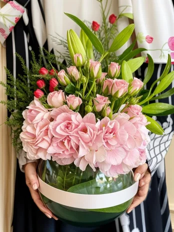 Raqqa rose vase